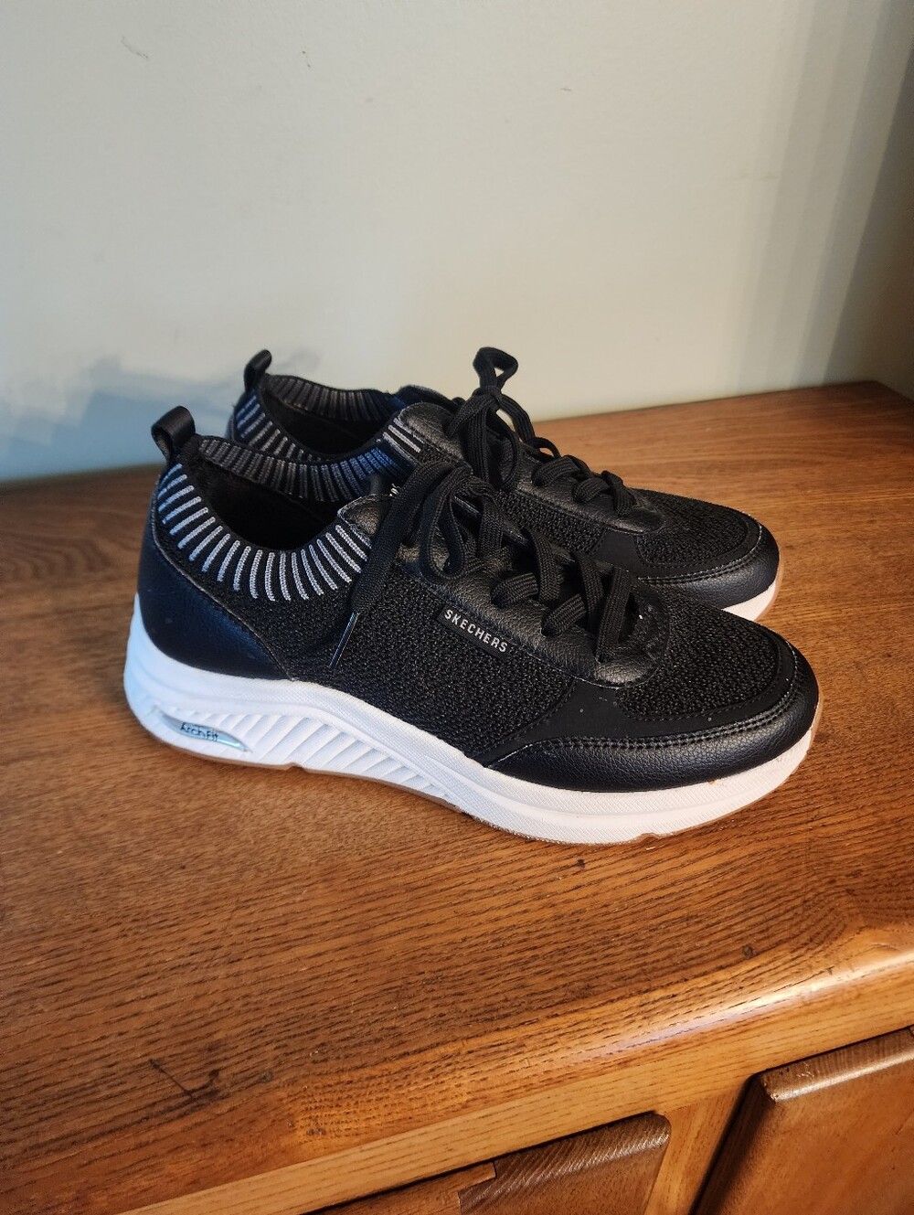 Skechers Arch Fit Sneakers Sz 8